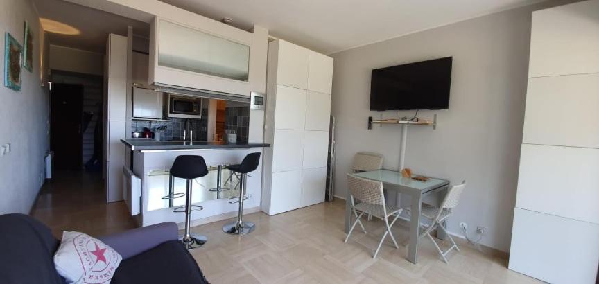 Lovely Apartment In Marina Baie Des Anges- Baronnet - Sew View, Free Parking Spaces On Site, Restaurants, Beach, Supermarket Вильнёв-Лубе Экстерьер фото